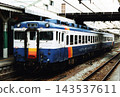 A KiHa 58 series diesel railcar (local train, Voiture Amity livery, Iiyama Line color) stopped at JR Nagano Station when it was a ground-level station. 143537611
