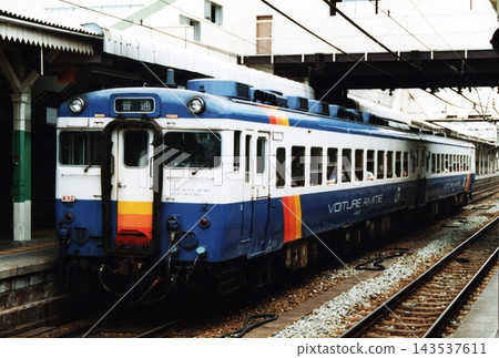 一輛 KiHa 58 系列柴油動車組(當地列車,Voiture Amity 塗裝,飯山線配色)停靠在 JR 長野站,當時該站還是地面車站。 一輛 KiHa 58 系列柴油動車組(當地列車,Voiture Amity 塗裝,飯山線配色)停靠在 JR 長野站,當時該站還是地面車站。 143537611