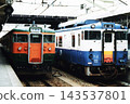 A 115 series train in Shonan livery (bound for Tenryukyo) and a KiHa 40 series train in Iiyama Line livery (Amitie livery) lined up at JR Nagano Station when it was a ground-level station. 143537801
