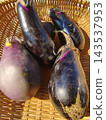 籃子裡裝著從自家花園新鮮採摘的秋季茄子。 143537953