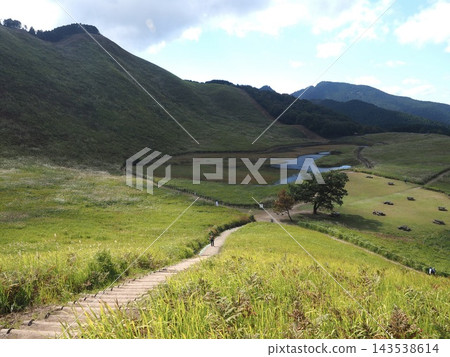 從這裡可以俯瞰奈良縣索尼高原的岡龜池和廣闊的蒲葦草地,景色壯麗。 從這裡可以俯瞰奈良縣索尼高原的岡龜池和廣闊的蒲葦草地,景色壯麗。 143538614
