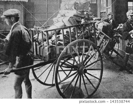老照片,1897-1906 年,大阪每日新聞:送貨員向銷售點送貨。 老照片,1897-1906 年,大阪每日新聞:送貨員向銷售點送貨。 143538744