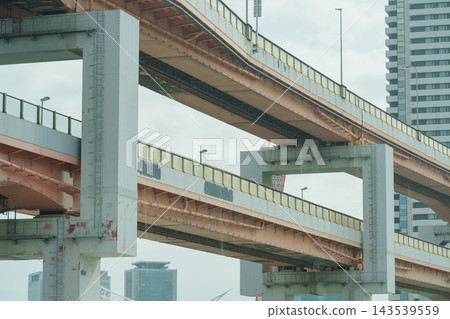 一座貫穿城市的雙層高架橋。 143539559