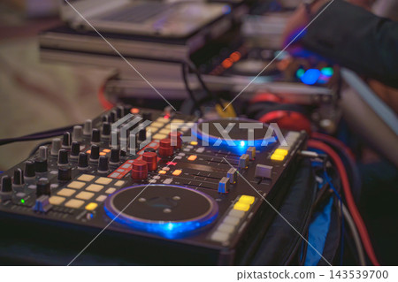 帶藍光的DJ控制器和音響設備 帶藍光的DJ控制器和音響設備 143539700