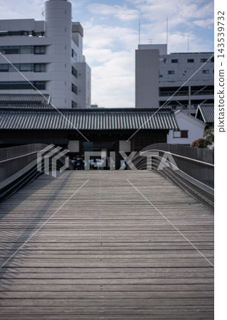 傳統橋樑與日式現代街景 傳統橋樑與日式現代街景 143539732