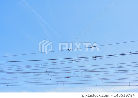 多條架空電線和輸電線路橫跨藍天。 多條架空電線和輸電線路橫跨藍天。 143539784