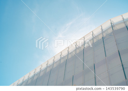 建築物的白色外牆,映襯著藍天。 建築物的白色外牆,映襯著藍天。 143539790
