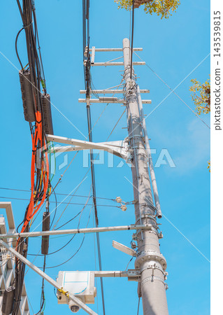 電線桿和多條輸電線路直插藍天。 電線桿和多條輸電線路直插藍天。 143539815