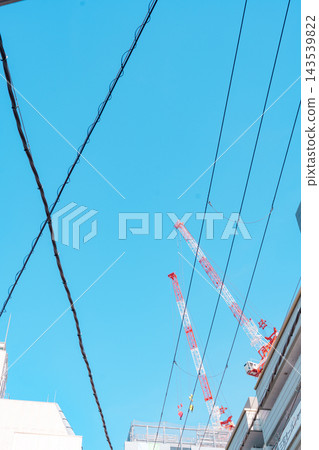 透過電線可以看到建築工地的起重機。 143539822