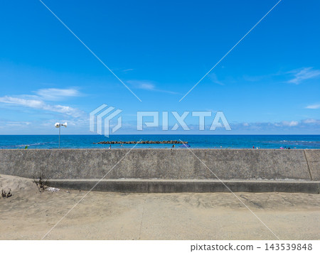 夏日晴空下的海邊 143539848
