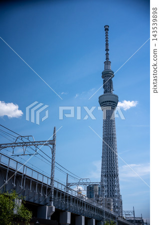 藍天、東京晴空塔和高架橋 藍天、東京晴空塔和高架橋 143539898