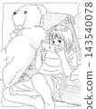 我的女兒正坐在沙發上看她的智慧型手機（黑白畫面）。 143540078