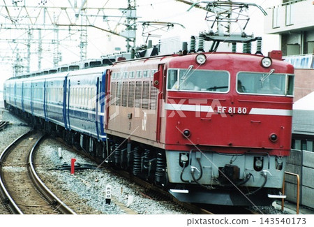 A push-pull special train of 14-series passenger cars pulled by an EF81 electric locomotive (No. 80) passing through Ichikawa Station on the Sobu Main Line. A push-pull special train of 14-series passenger cars pulled by an EF81 electric locomotive (No. 80) passing through Ichikawa Station on the Sobu Main Line. 143540173