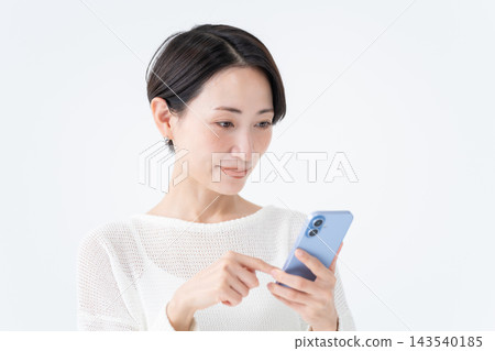 使用智慧型手機的女人 143540185