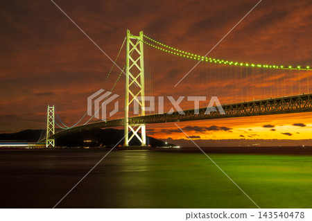 夕陽映襯下的明石海峽大橋。 夕陽映襯下的明石海峽大橋。 143540478