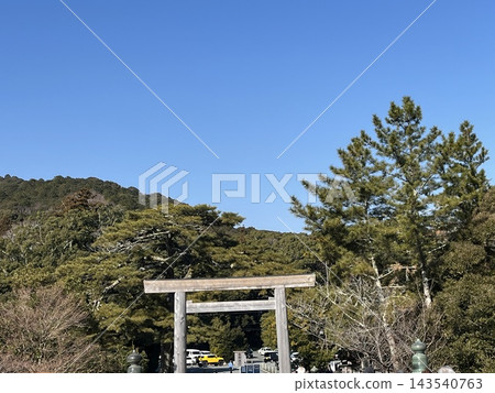伊勢神宮(三重縣伊勢市)的晴空萬裡、鳥居和松樹。 伊勢神宮(三重縣伊勢市)的晴空萬裡、鳥居和松樹。 143540763