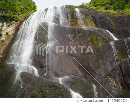 Yasunotaki Waterfall, Kitaakita City, Akita Prefecture: A waterfall that flows down the upper rock face in multiple streams. Yasunotaki Waterfall, Kitaakita City, Akita Prefecture: A waterfall that flows down the upper rock face in multiple streams. 143540974