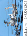 電線桿上的變壓器和電線桿，背景是藍天。 143541202