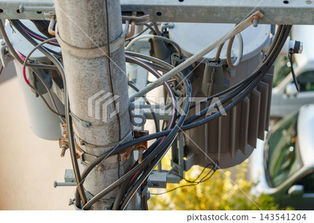 安裝在電線桿上的變壓器和複雜的線路 143541204