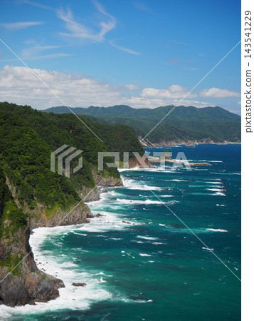 岩手縣峽灣海岸：湛藍的天空和深藍色的大海，構成了一幅令人嘆為觀止的夏日景象。 143541229