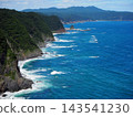 岩手縣峽灣海岸：碧海藍天，峭壁聳立，構成一幅美麗的夏日景象。 143541230