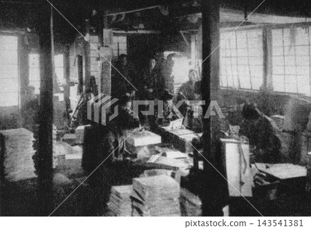 1908 年東京老照片：藤神畫報總部裝訂廠的女工。 143541381
