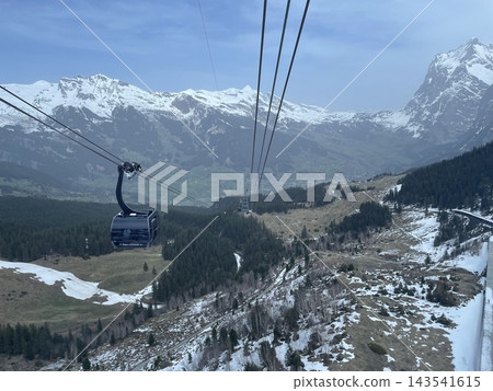 【瑞士】從艾格峰快車上可以欣賞到白雪皚皚的山峰和阿爾卑斯山的壯麗景色。 【瑞士】從艾格峰快車上可以欣賞到白雪皚皚的山峰和阿爾卑斯山的壯麗景色。 143541615