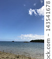 沖繩海面上，船隻在藍天的襯托下緩緩漂浮。 143541678