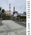 俯瞰大型工廠的設備和煙囪的工業景觀。 143541685