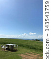 初夏時節，這裡是可以俯瞰清爽草地和大海的休息區。 143541759