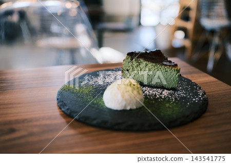 抹茶巴斯克起司蛋糕佐冰淇淋,盛於石盤中 抹茶巴斯克起司蛋糕佐冰淇淋,盛於石盤中 143541775