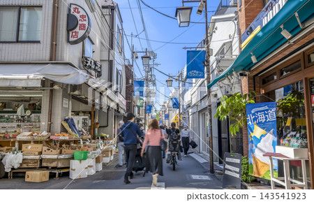 東京中野區東中野銀座街購物區的街景,兩旁林立著蔬果店和各種店鋪。 東京中野區東中野銀座街購物區的街景,兩旁林立著蔬果店和各種店鋪。 143541923