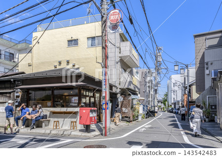 東京都目黑區佑天寺的三好通商店街和咖啡館街景 143542483