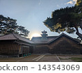 函館法務所和太鼓櫓沐浴在夕陽中。 143543069