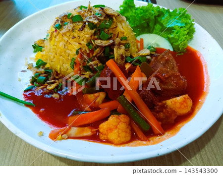 泰式咖哩(馬來西亞美食廣場裡很受歡迎的米飯菜餚) 泰式咖哩(馬來西亞美食廣場裡很受歡迎的米飯菜餚) 143543300
