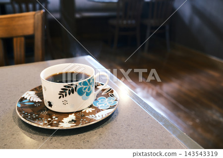 盛在花杯裡的黑咖啡 盛在花杯裡的黑咖啡 143543319