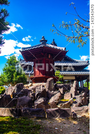 宇治川和弘勝寺。釋迦牟尼佛主像的祝福:願望成真、辟邪、好運連連、繁榮昌盛。 宇治川和弘勝寺。釋迦牟尼佛主像的祝福:願望成真、辟邪、好運連連、繁榮昌盛。 143543470