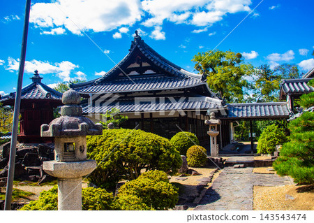 宇治川和弘勝寺。釋迦牟尼佛主像的祝福：願望成真、辟邪、好運連連、繁榮昌盛。 143543474