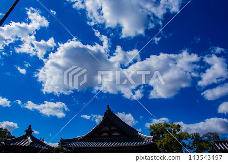 宇治川和弘勝寺。釋迦牟尼佛主像的祝福:願望成真、辟邪、好運連連、繁榮昌盛。 宇治川和弘勝寺。釋迦牟尼佛主像的祝福:願望成真、辟邪、好運連連、繁榮昌盛。 143543497