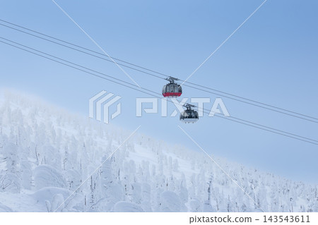 山形藏王雪景中,白雪覆蓋的樹木和索道盡收眼底。 山形藏王雪景中,白雪覆蓋的樹木和索道盡收眼底。 143543611