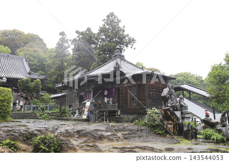 The grounds of Jōraku-ji Temple, the 14th temple on the Shikoku Pilgrimage, at Seiju-zan Enmei-in, are drenched in rain. The grounds of Jōraku-ji Temple, the 14th temple on the Shikoku Pilgrimage, at Seiju-zan Enmei-in, are drenched in rain. 143544053