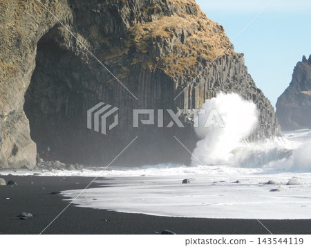 由冰島熔岩形成的黑色沙灘和柱狀節理岩 由冰島熔岩形成的黑色沙灘和柱狀節理岩 143544119