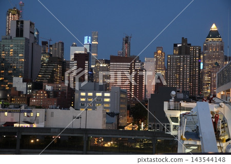 從船上看到的曼哈頓夜景。 從船上看到的曼哈頓夜景。 143544148