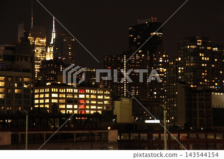 從船上眺望曼哈頓摩天大樓的夜景 143544154