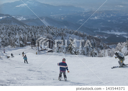 山形的銀色世界藏王的白雪覆蓋的樹木和滑雪場 143544371