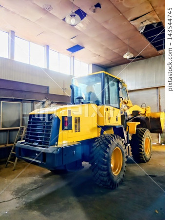 The painting process is 90% complete, and the large construction machinery has been reborn in a vibrant yellow. The painting process is 90% complete, and the large construction machinery has been reborn in a vibrant yellow. 143544745