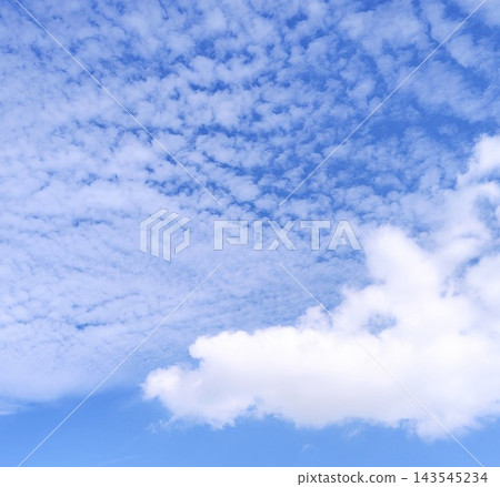 湛藍的天空，背景是卷積雲和白雲。 143545234