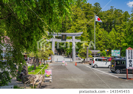 靜岡縣森町小國神社第一座鳥居的景色,周圍環繞著清爽的藍天和初夏鬱鬱蔥蔥的新綠。 靜岡縣森町小國神社第一座鳥居的景色,周圍環繞著清爽的藍天和初夏鬱鬱蔥蔥的新綠。 143545455