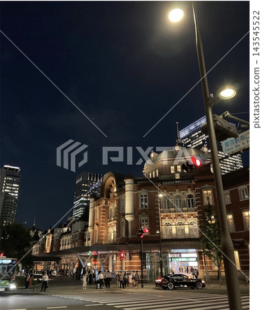 東京車站和丸之內摩天大樓在夜空的襯托下顯得格外美麗。 143545522