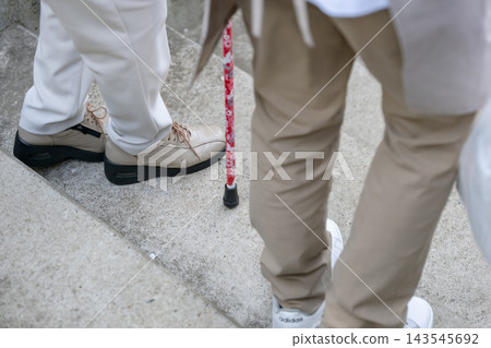 為老年人提供購物協助服務、老年護理和足部護理。 為老年人提供購物協助服務、老年護理和足部護理。 143545692